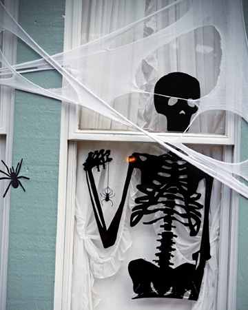 skeleteon-window-halloween-